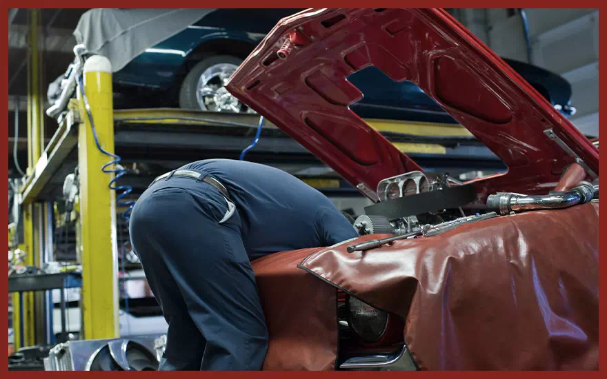 Mechanik naprawiający auto